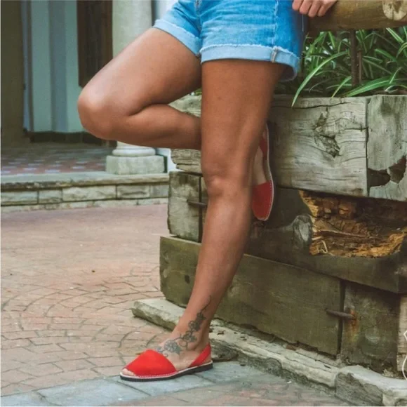 HANDMADE Avarcas peep toe red leather sandals sz 7.5 nwot - Picture 2 of 7